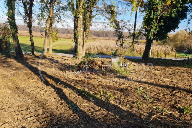 Građevinsko zemljište sa bunarom