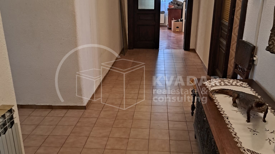 RIJEKA &sol; BULEVARD &ndash; EKSKLUZIVNI GOSPODSKI STAN U POVIJESNOJ VILI S POGLEDOM NA KVARNER 172&comma;27m2