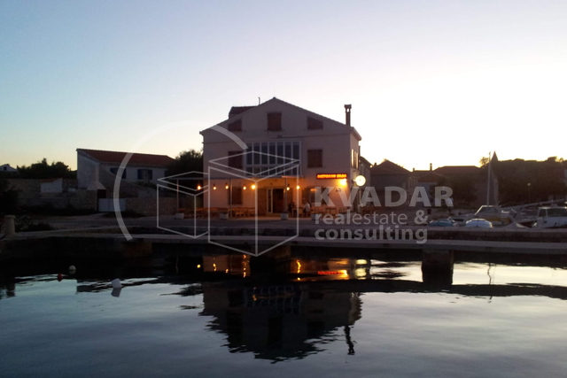 SILBA - kuća za prodaju na samoj obali s poslovnim prostorom - restoran!