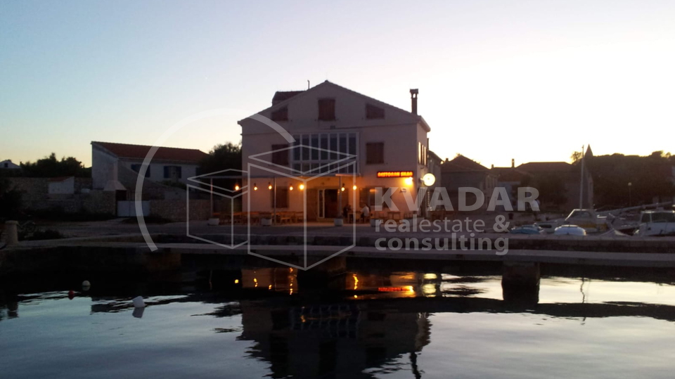 SILBA - kuća za prodaju na samoj obali s poslovnim prostorom - restoran!