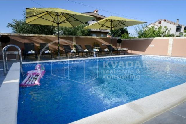 Privlaka-centar naselja/DVOSOBAN STAN S PRIVATNIM BAZENOM!