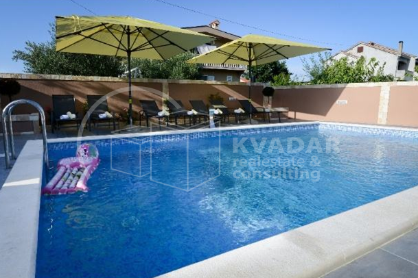 Privlaka-centar naselja/DVOSOBAN STAN S PRIVATNIM BAZENOM!