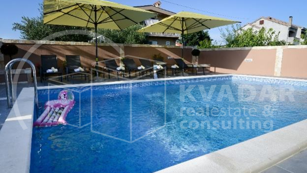 Privlaka-centar naselja&sol;DVOSOBAN STAN S PRIVATNIM BAZENOM&excl;