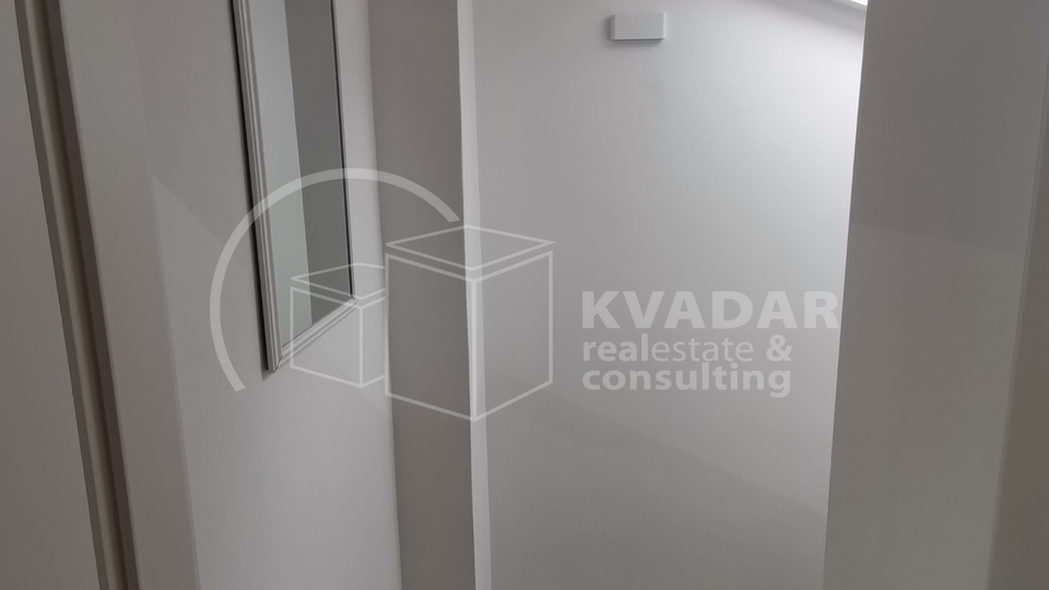 TRE&Scaron;NJEVKA&comma; NAJAM PREKRASNO URE&Dstrok;ENE KU&Cacute;E ZA RADNIKE