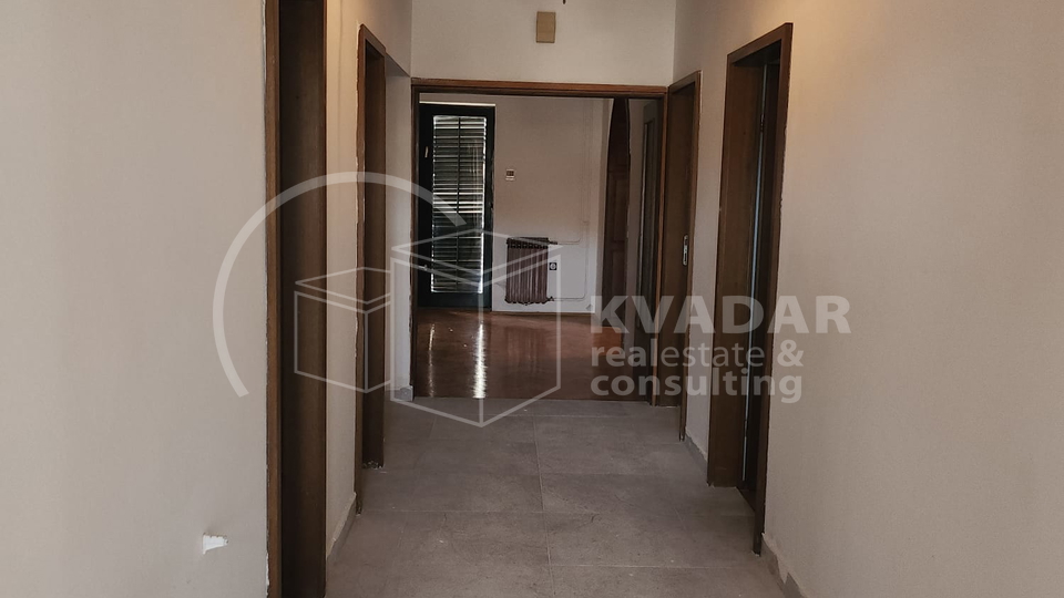 Rijeka&sol;Marini&cacute;i-Hosti&sol;eta&zcaron;a s oku&cacute;nicom &plus; visoko potkrovlje ukupno 199&comma;11m2&excl;