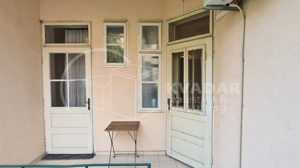 Prostran trosoban stan s balkonom