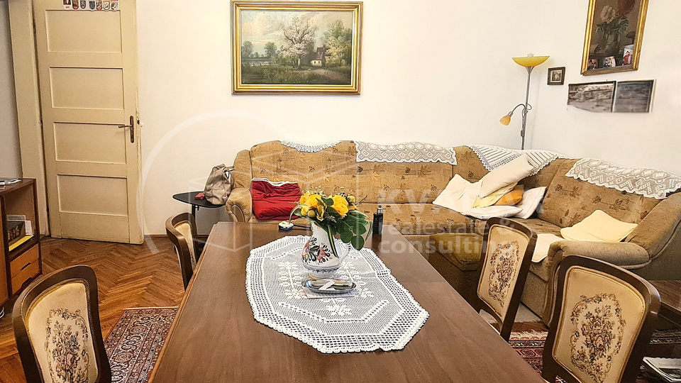 Prostran trosoban stan s balkonom