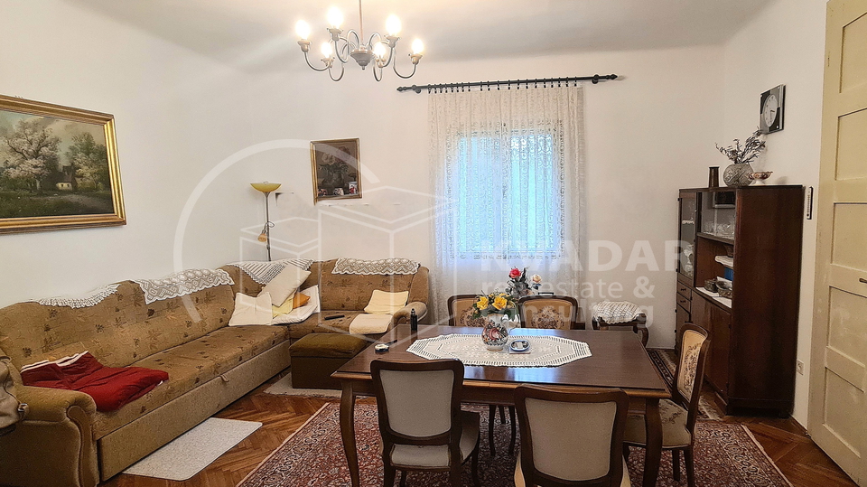 Prostran trosoban stan s balkonom