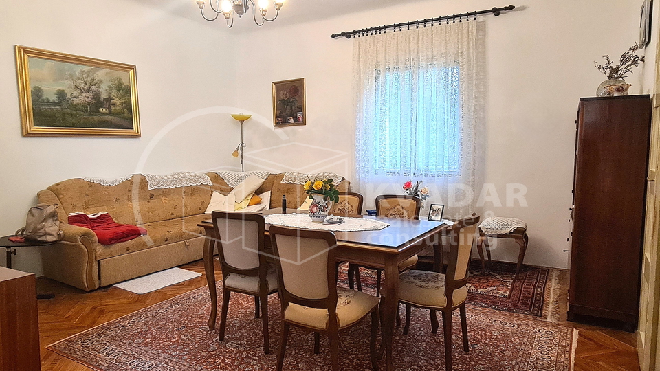 Prostran trosoban stan s balkonom