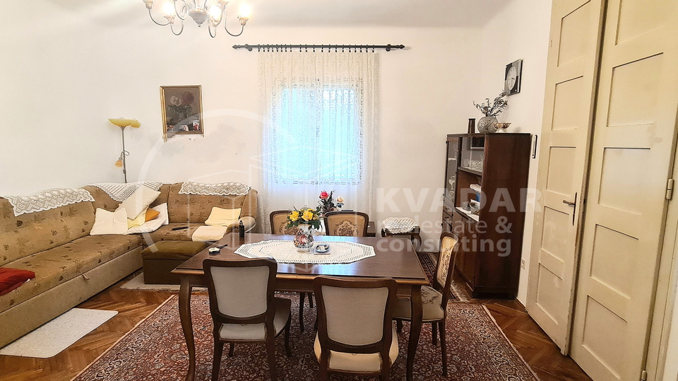 Prostran trosoban stan s balkonom