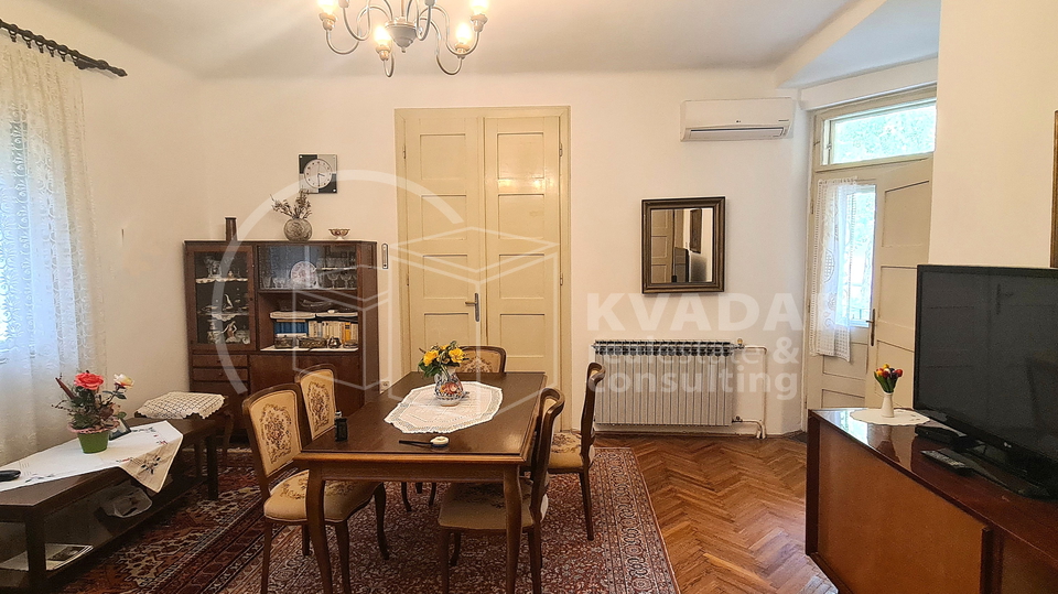 Prostran trosoban stan s balkonom