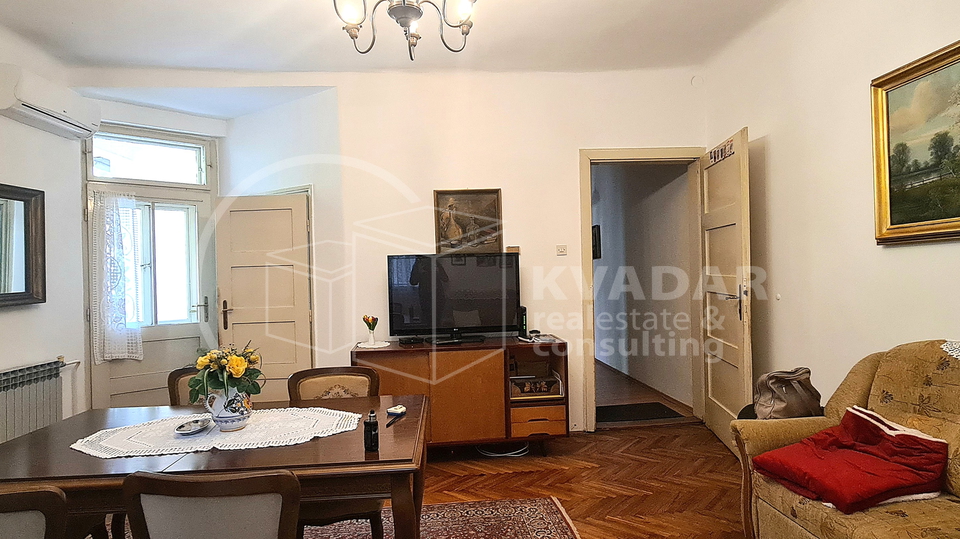 Prostran trosoban stan s balkonom