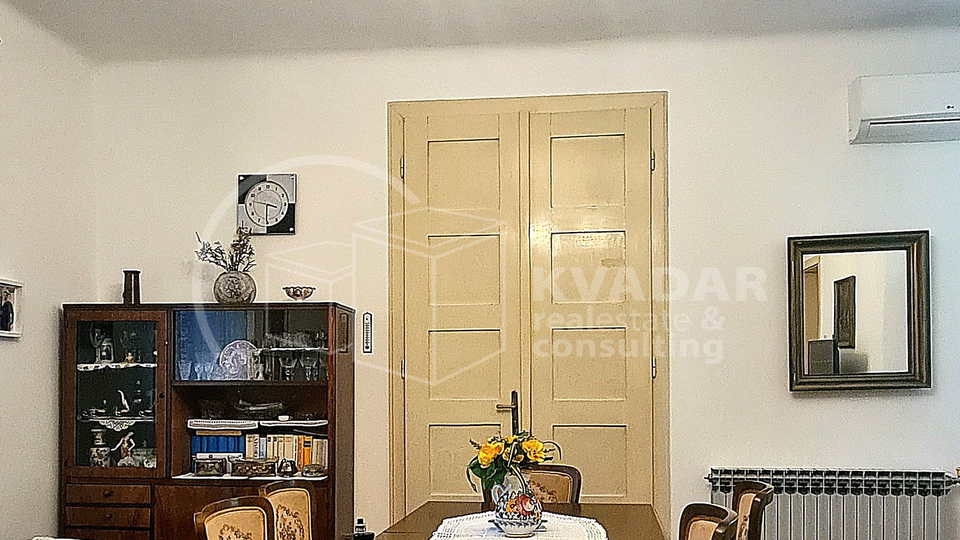 Prostran trosoban stan s balkonom