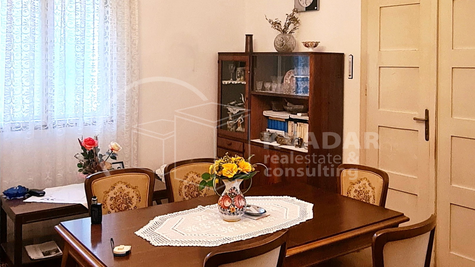 Prostran trosoban stan s balkonom