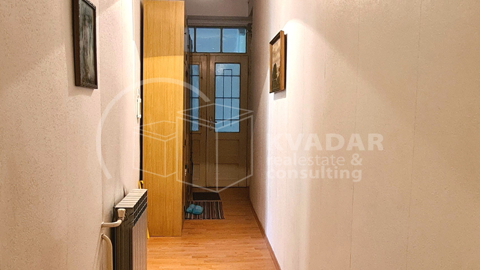 Prostran trosoban stan s balkonom