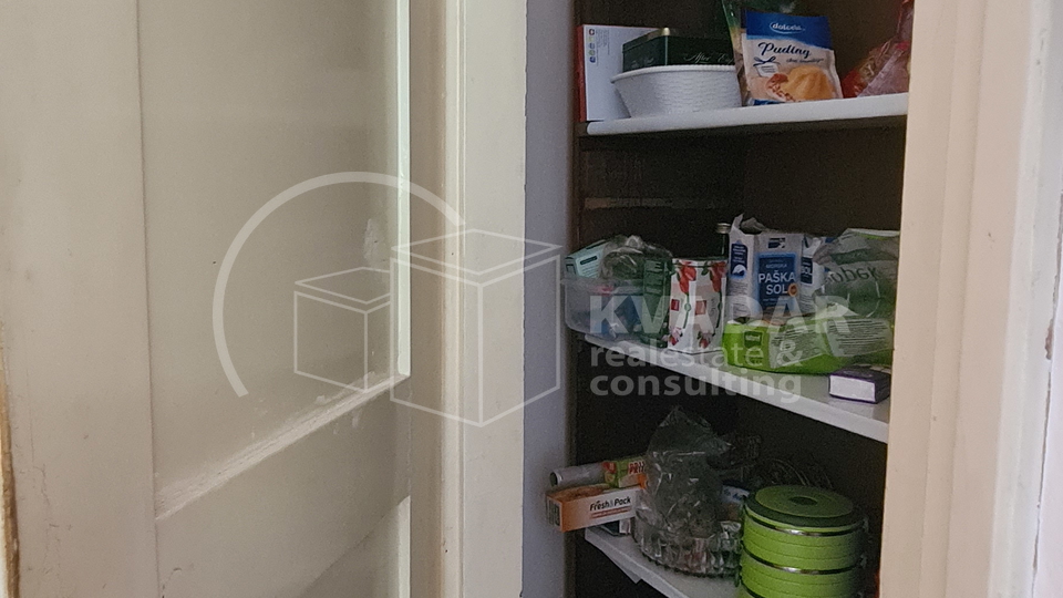 Prostran trosoban stan s balkonom