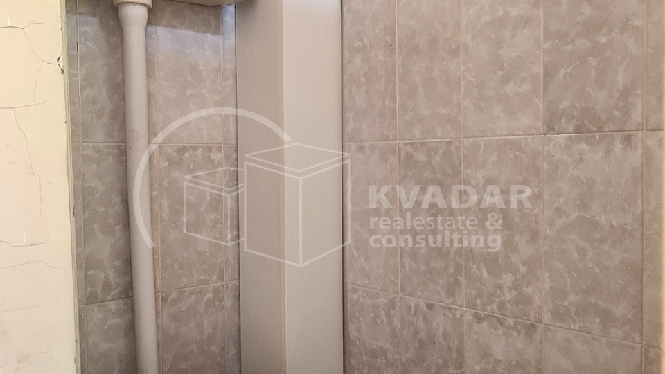 Prostran trosoban stan s balkonom