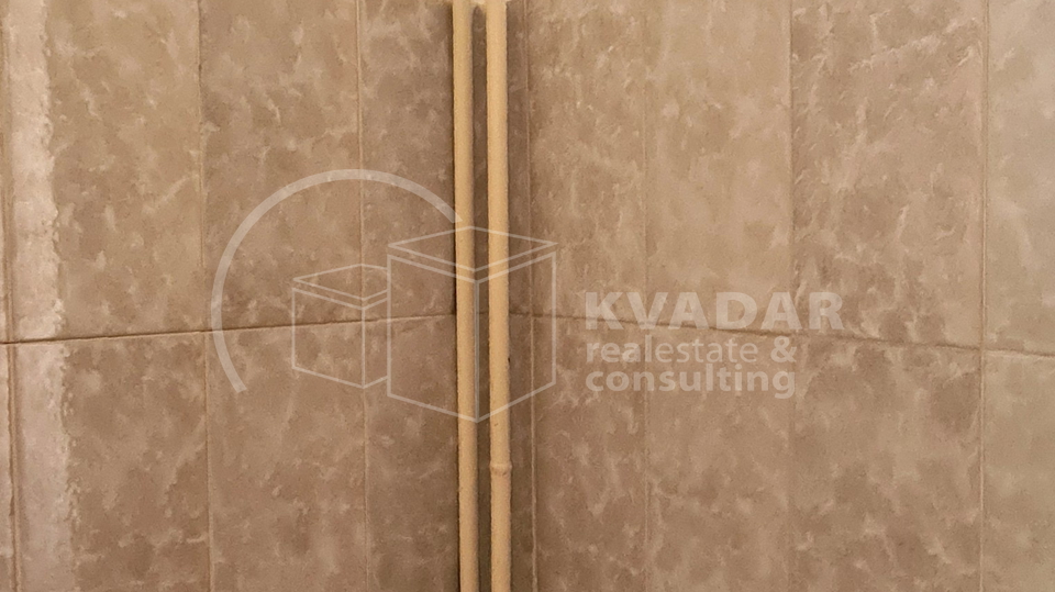 Prostran trosoban stan s balkonom