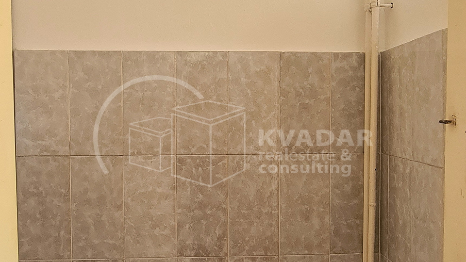 Prostran trosoban stan s balkonom