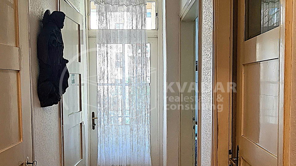 Prostran trosoban stan s balkonom