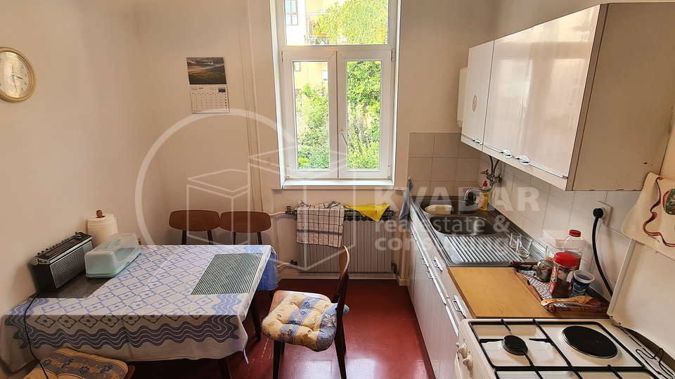 Prostran trosoban stan s balkonom