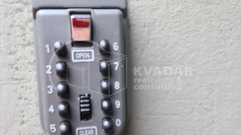 Prostran trosoban stan s balkonom