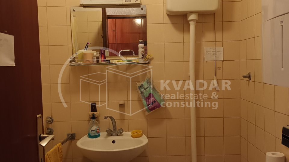 Maksimir/3-soban stan s balkonom i zatvorenom lođom, parking u dvorištu!