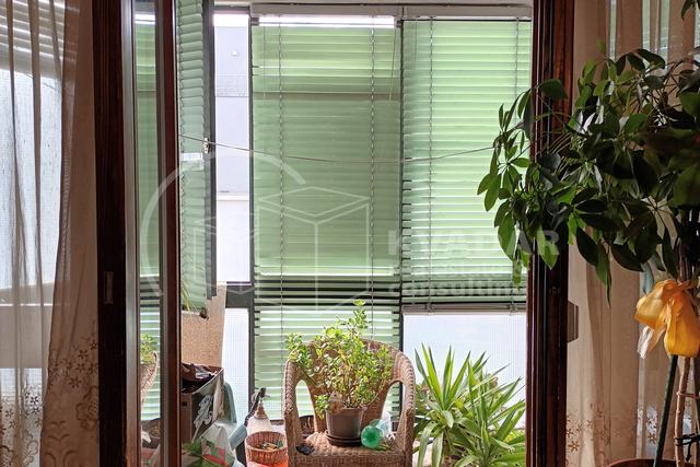 Trosoban stan s balkonom i zatvorenom lođom, parking u dvorištu