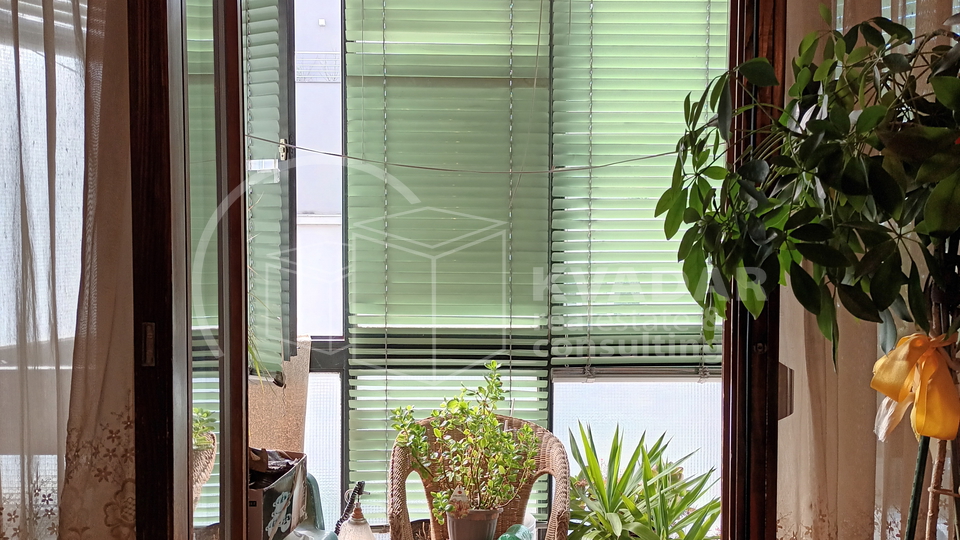 Maksimir/3-soban stan s balkonom i zatvorenom lođom, parking u dvorištu!