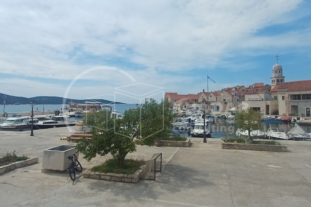 BEZ PROVIZIJE***OTOK PRVIĆ/Šepurine/Obnovljena kamena kuća 30 metara od mora, u centru prelijepih Šepurina...