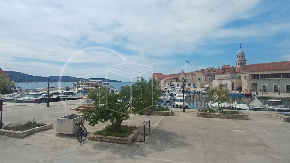 BEZ PROVIZIJE&ast;&ast;&ast;OTOK PRVI&Cacute;&sol;&Scaron;epurine&sol;Obnovljena kamena ku&cacute;a 30 metara od mora&comma; u centru prelijepih &Scaron;epurina&period;&period;&period;
