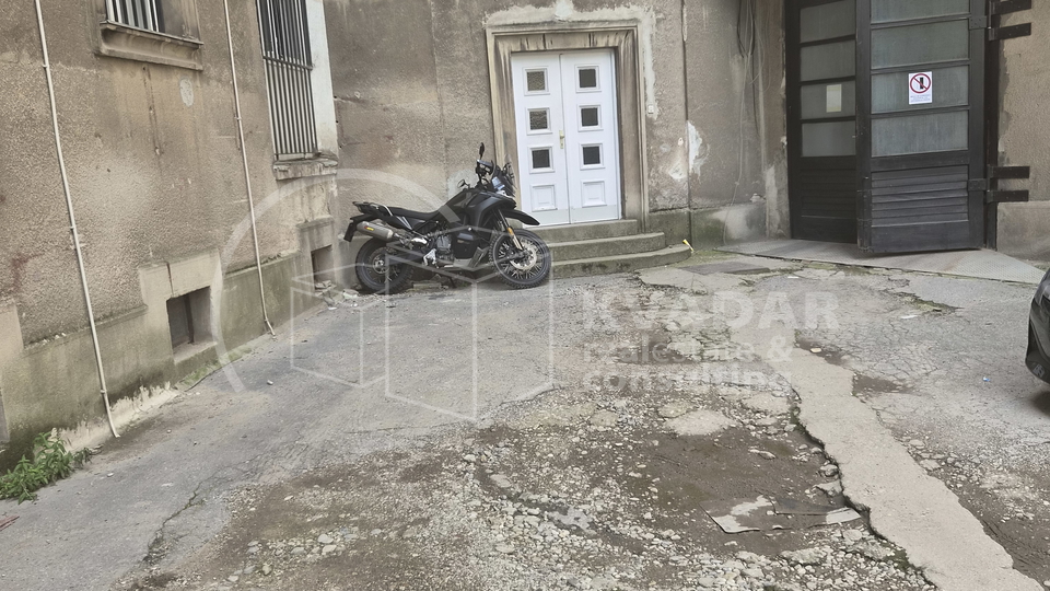 JEDINSTVENA PRILIKA&excl; Gara&zcaron;a od 15 m2 u blizini Sheratona&period;