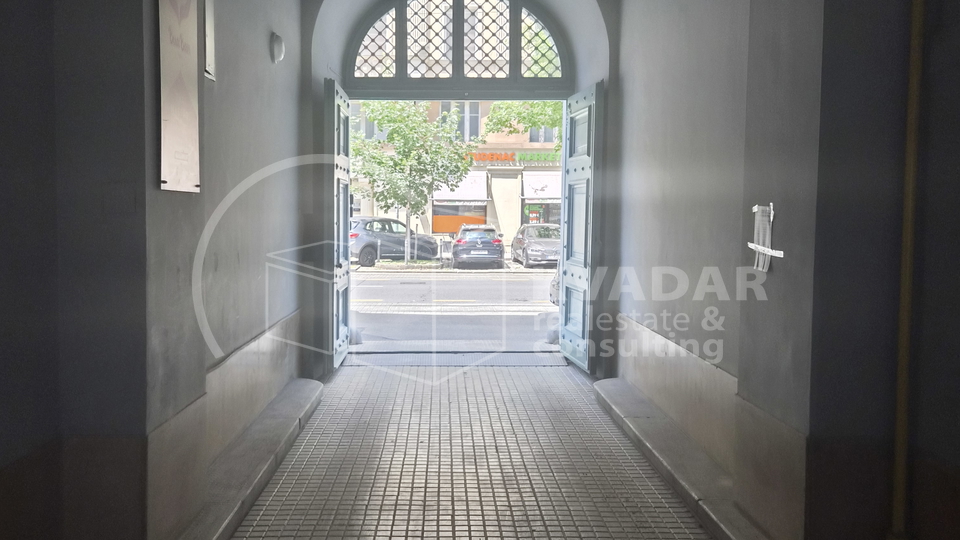 JEDINSTVENA PRILIKA&excl; Gara&zcaron;a od 15 m2 u blizini Sheratona&period;