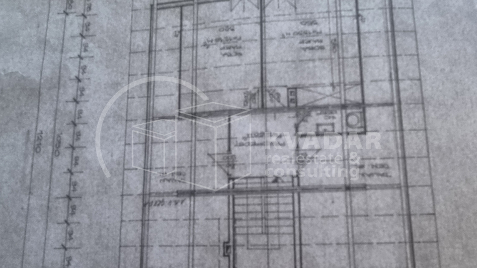 JEDINSTVENA PRILIKA ZA INVESTITORE&excl; KU&Cacute;A SA 3 STANA NA ZEMLJI&Scaron;TU OD 2097 m2