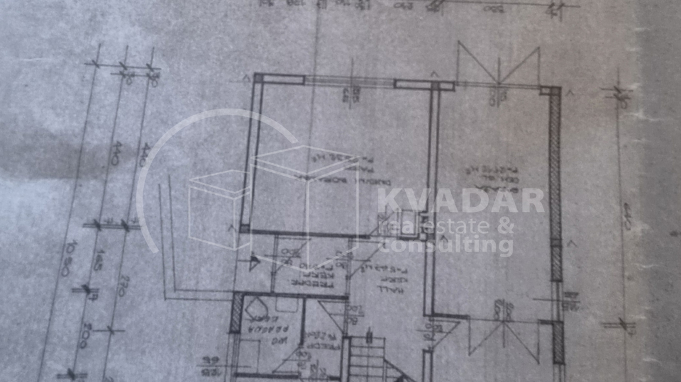 JEDINSTVENA PRILIKA ZA INVESTITORE&excl; KU&Cacute;A SA 3 STANA NA ZEMLJI&Scaron;TU OD 2097 m2