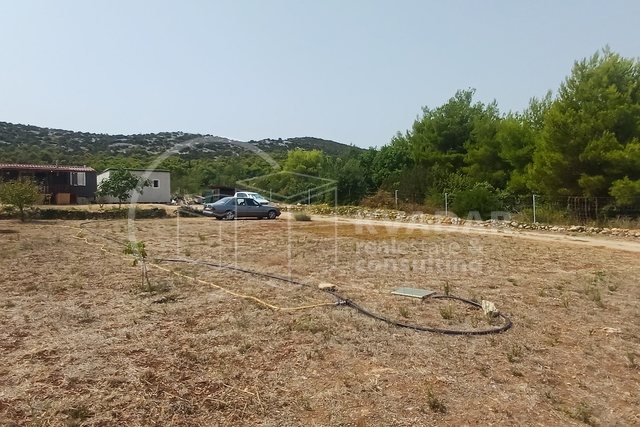 TRIBUNJ / OFF-GRID imanje blizu centra mjesta/ održavano zemljište 1.136 m2