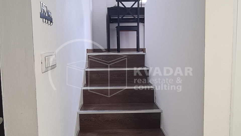 Moderan i funkcionalan stan s galerijom &plus; prostor za odlaganje