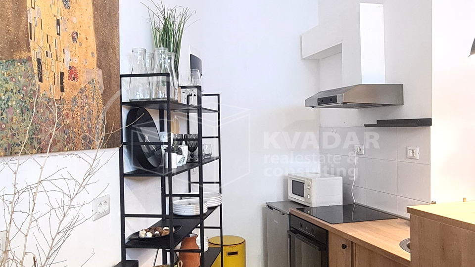 Moderan i funkcionalan stan s galerijom &plus; prostor za odlaganje