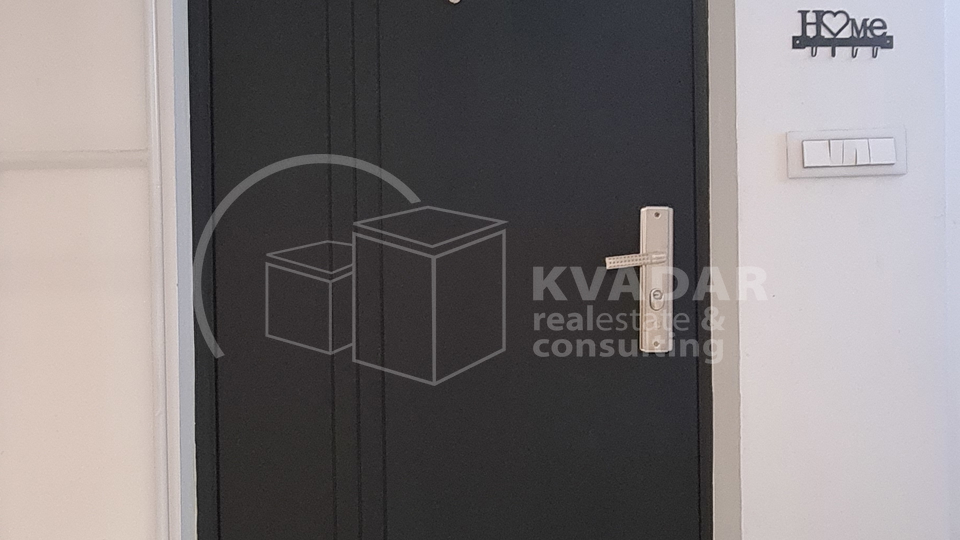 Moderan i funkcionalan stan s galerijom &plus; prostor za odlaganje