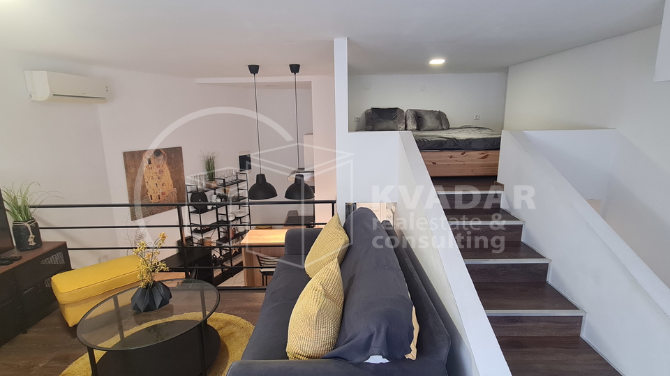 Moderan i funkcionalan stan s galerijom &plus; prostor za odlaganje