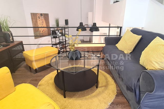 Moderan i funkcionalan stan s galerijom + prostor za odlaganje
