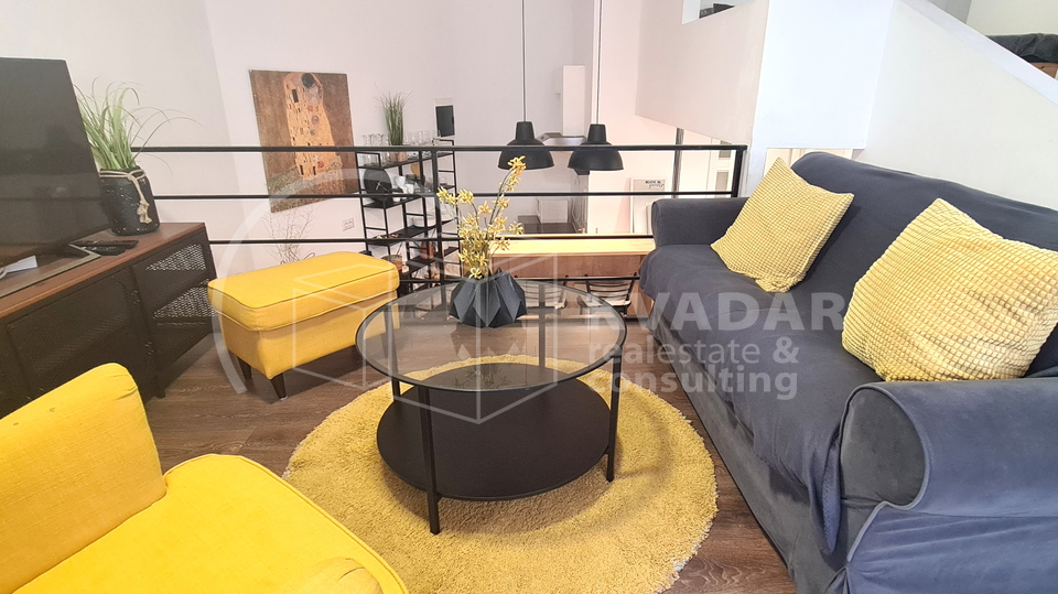Moderan i funkcionalan stan s galerijom &plus; prostor za odlaganje