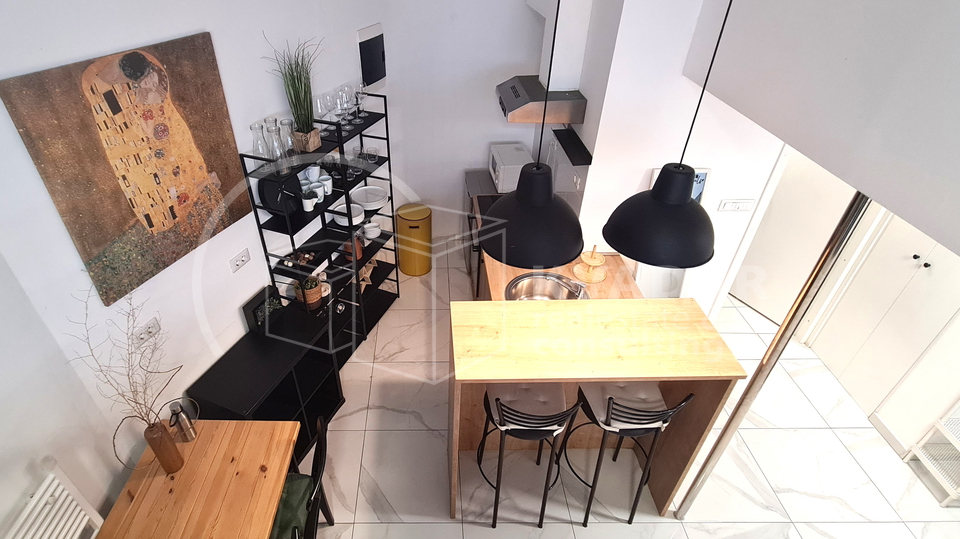 Moderan i funkcionalan stan s galerijom &plus; prostor za odlaganje