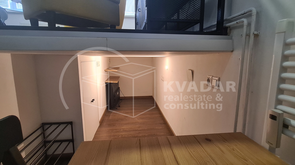 Moderan i funkcionalan stan s galerijom &plus; prostor za odlaganje