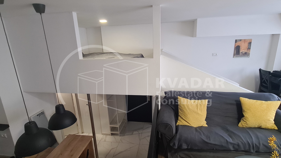 Moderan i funkcionalan stan s galerijom &plus; prostor za odlaganje