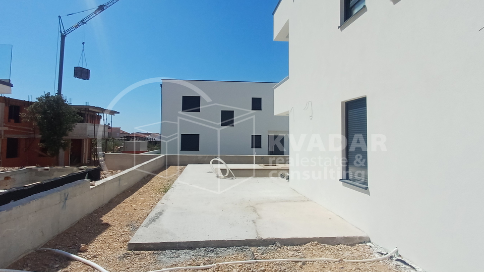BEZ PROVIZIJE&ast;&ast;&ast;VODICE&sol;Dvoeta&zcaron;ni stan s bazenom&sol;2xparking&sol;novogradnja&excl;