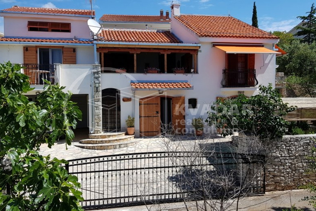 NOVO renovirana Villa sa 3 stana - 50 m od mora