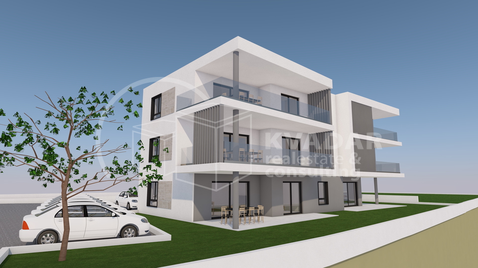 Prodaje se luksuzan stan u Tribunju površine 99 m2 / vrt površine 122 m2 / 200 m od plaže