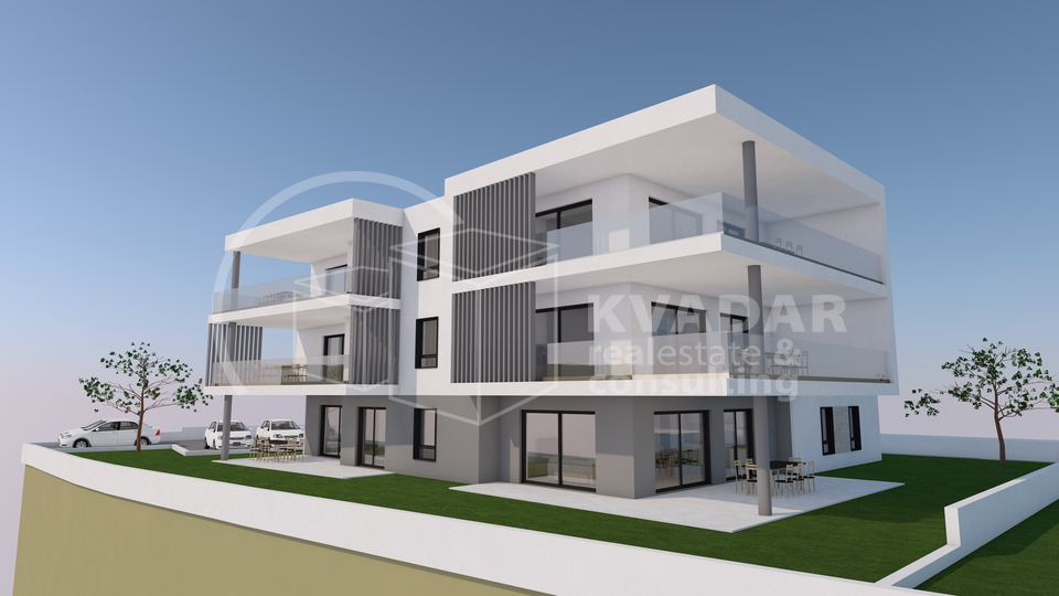 Prodaje se luksuzan stan u Tribunju površine 99 m2 / vrt površine 122 m2 / 200 m od plaže