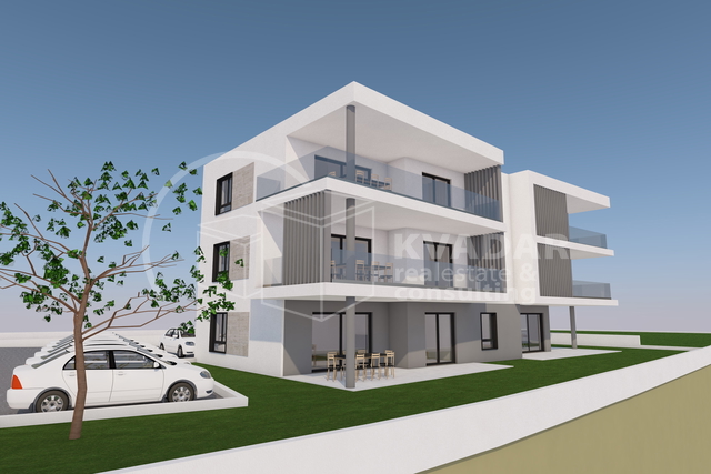 Luksuzan apartman u Tribunju/135 m2/ vrt površine 122 m2 / 200 m od plaže!